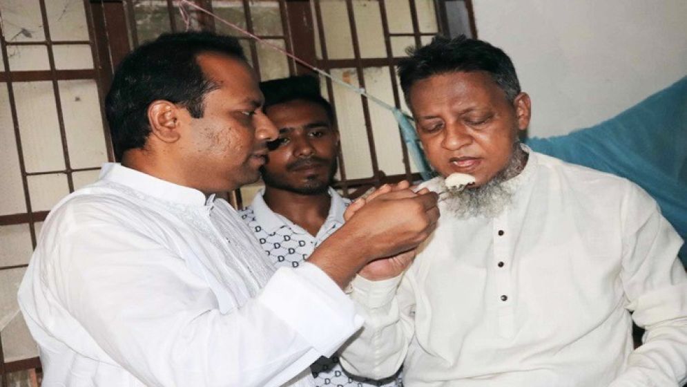 উপজেলা নির্বাচনে পরাজিত প্রতিদ্বন্দ্বীকে মিষ্টি খাওয়ালেন বিজয়ী চেয়ারম্যান