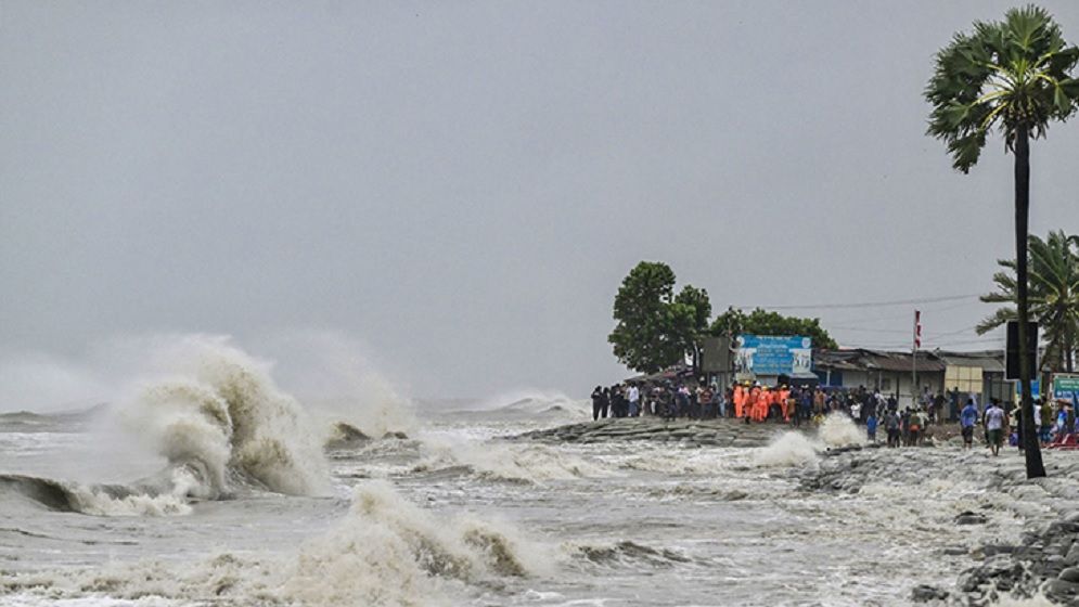 উপকূল পার হয়ে ঘূর্ণিঝড় রেমাল এখন খুলনার কয়রায়