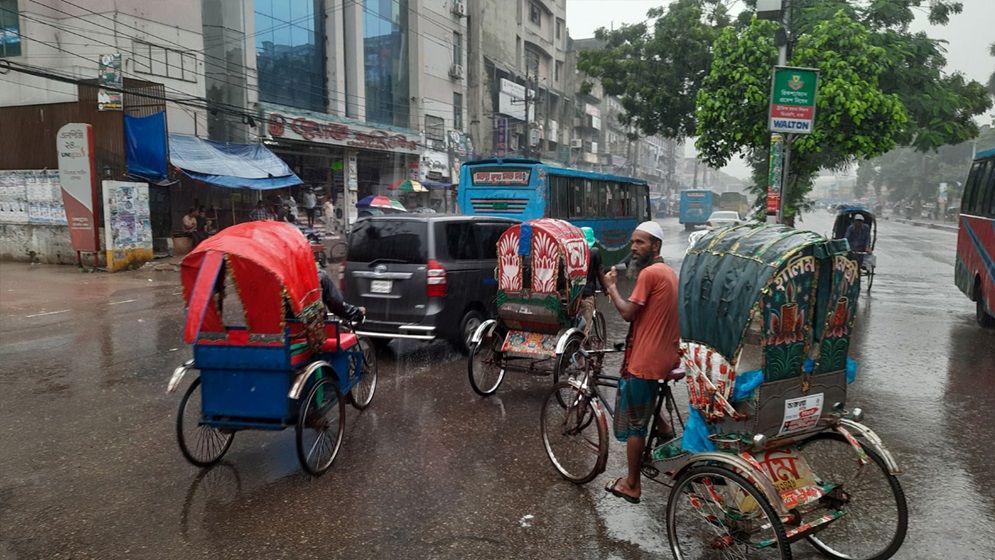 আষাঢ়ে বৃষ্টিতে ভোগান্তি পোহাল রাজধানীবাসী