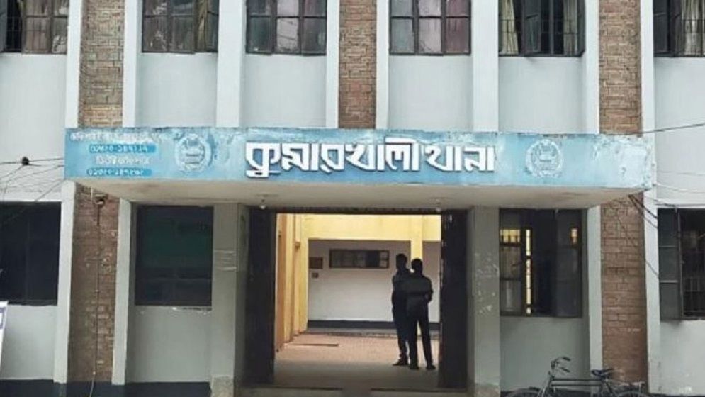 ১৪৪ ধারার নোটিশ দিতে গিয়ে মার খেলেন পুলিশ কর্মকর্তা