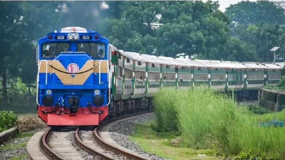সাড়ে ৫ ঘণ্টা বন্ধ থাকার পর ঢাকার সঙ্গে সারা দেশের ট্রেন চলাচল শুরু
