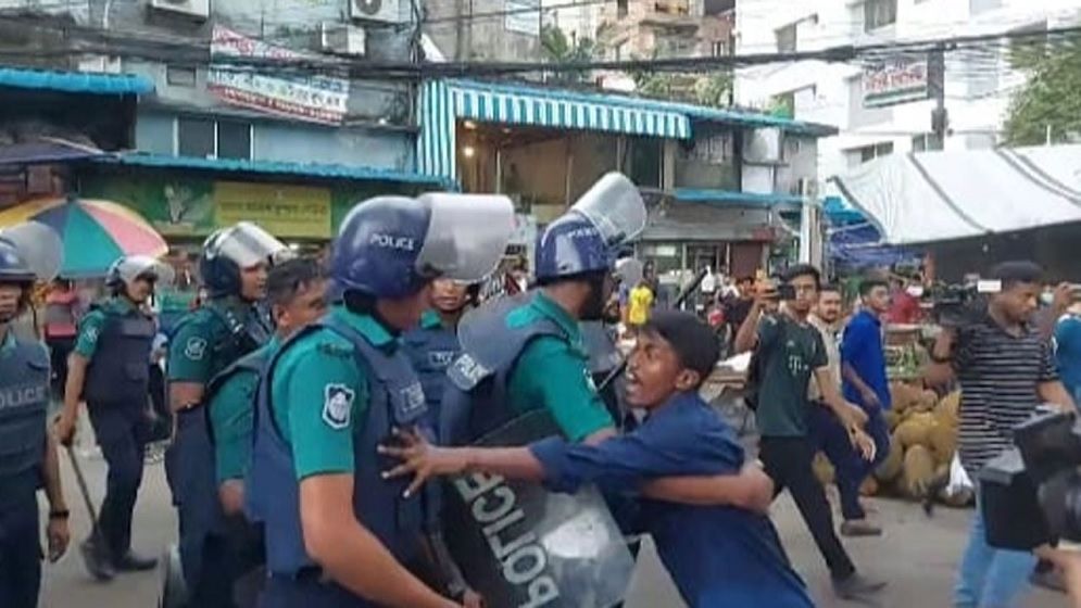চট্টগ্রামে কোটাবিরোধী আন্দোলনে পুলিশের ধাওয়া