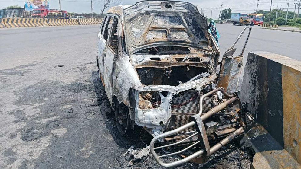 মেঘনা টোলপ্লাজায় মাইক্রোবাসে আগুন লেগে ৫ জন দগ্ধ