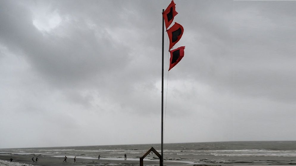 বঙ্গোপসাগরে লঘুচাপ সৃষ্টি হওয়ায় বন্দরে ৩ নম্বর সতর্ক সংকেত