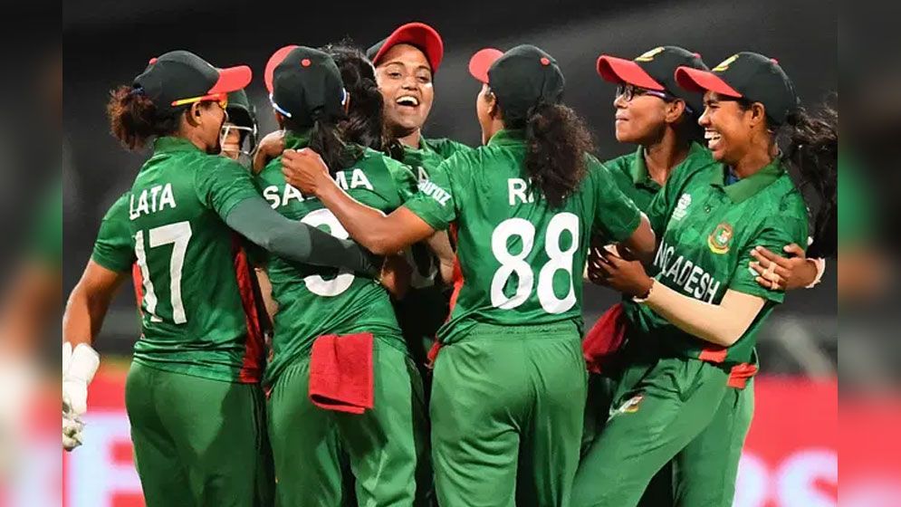মালয়েশিয়াকে হারিয়ে সেমিফাইনালে বাংলাদেশের মেয়েরা