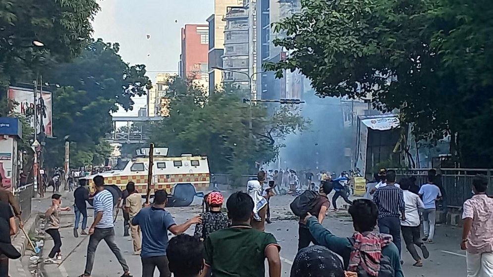 ধানমন্ডি ২৭ নম্বরে পুলিশ-যুবলীগের সঙ্গে দফায় দফায় সংঘর্ষ আন্দোলনকারীদের