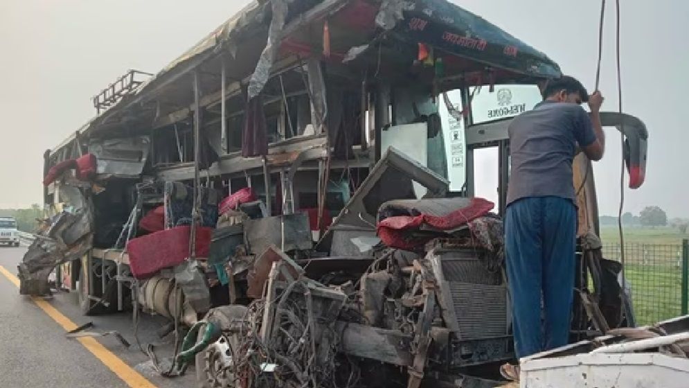 ভারতে লখনৌ-আগ্রা এক্সপ্রেসওয়েতে ভয়াবহ দুর্ঘটনা, নিহত ১৮