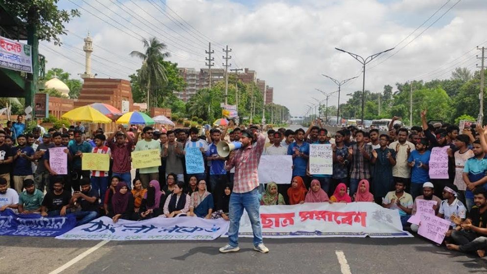 জাহাঙ্গীরনগর বিশ্ববিদ্যালয়ের শিক্ষার্থীদের ঢাকা-আরিচা মহাসড়ক অবরোধ