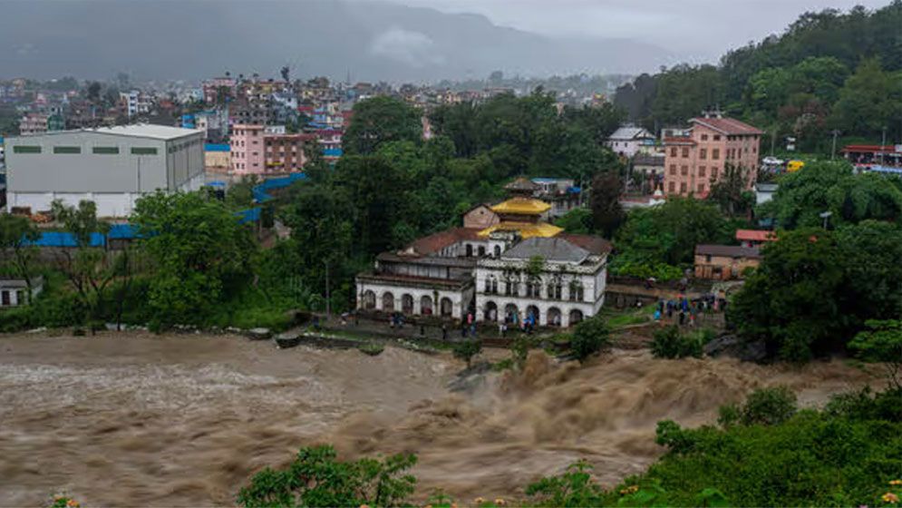 নেপালে ভূমিধসে নদীতে ছিটকে পড়ল দুই বাস, নিখোঁজ ৬৩