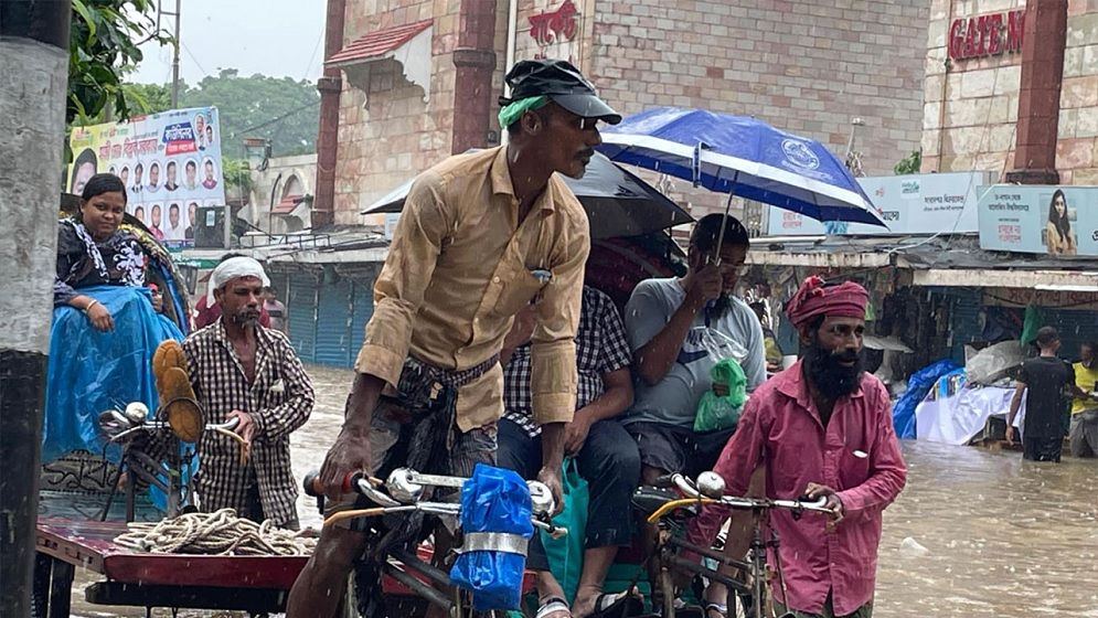 কয়েক ঘণ্টার বৃষ্টিপাতে পানির নিচে নিউমার্কেট