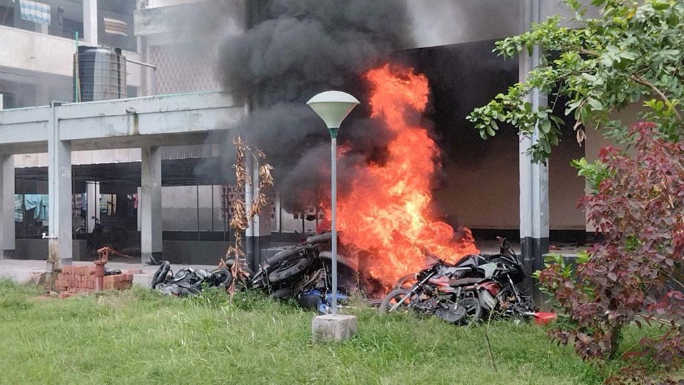 রাজশাহী বিশ্ববিদ্যালয়ে হলে ঢুকে ভাঙচুর, ১০ মোটরসাইকেলে আগুন