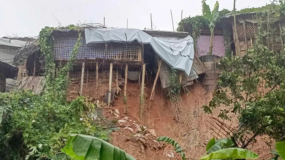 পাহাড় ধসে রোহিঙ্গা ক্যাম্পে ২ জনের মৃত্যু
