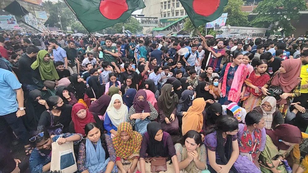 শাহবাগ মোড় থেকে সরে গেলেন শিক্ষার্থীরা