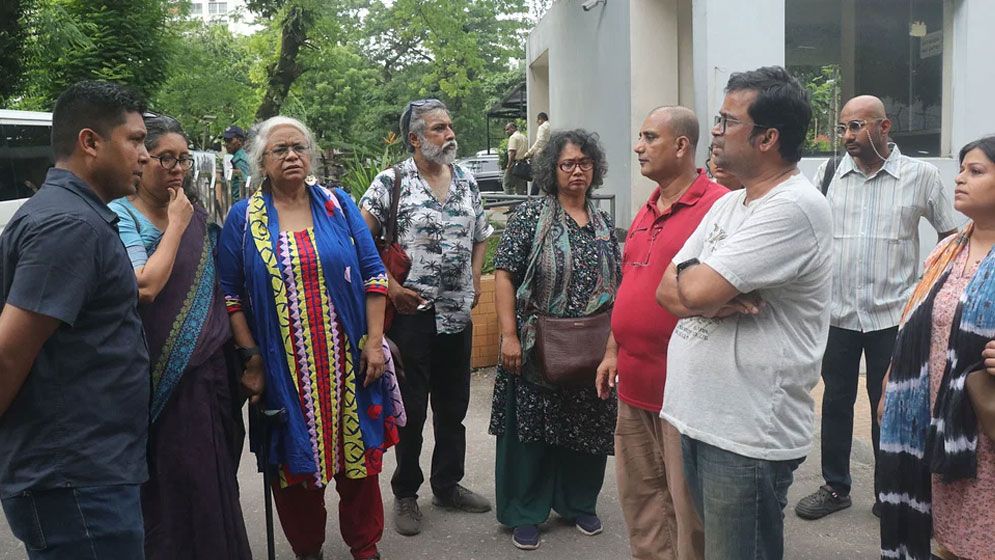 নিরাপত্তার শঙ্কা থাকলে পরিবারের কাছে না দিয়ে ডিবি হেফাজতে কেন প্রশ্ন শিক্ষকদের