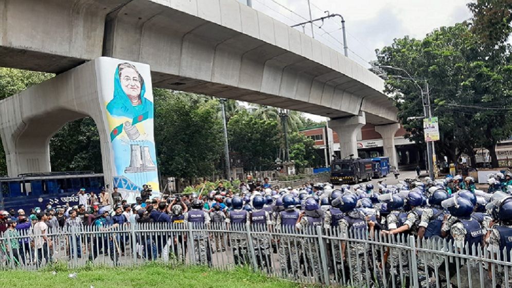 টিএসসিতে ছাত্রদের মিছিলে পুলিশের সাউন্ড গ্রেনেড নিক্ষেপ