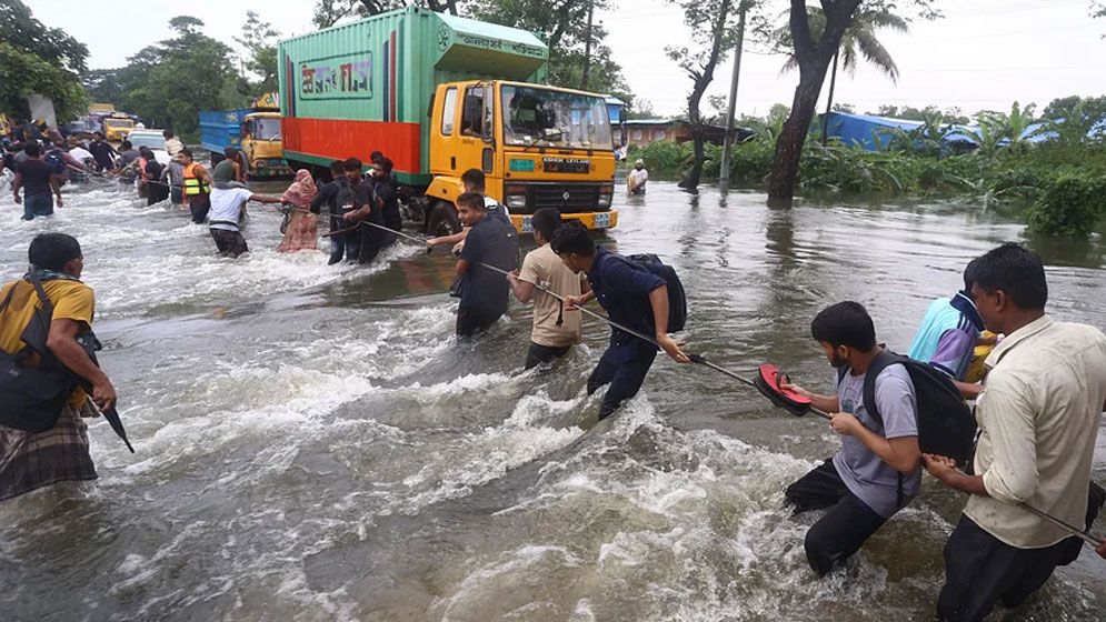ভয়াবহ বন্যায় বিপর্যস্ত ১২ জেলা, মৃত্যু ৮