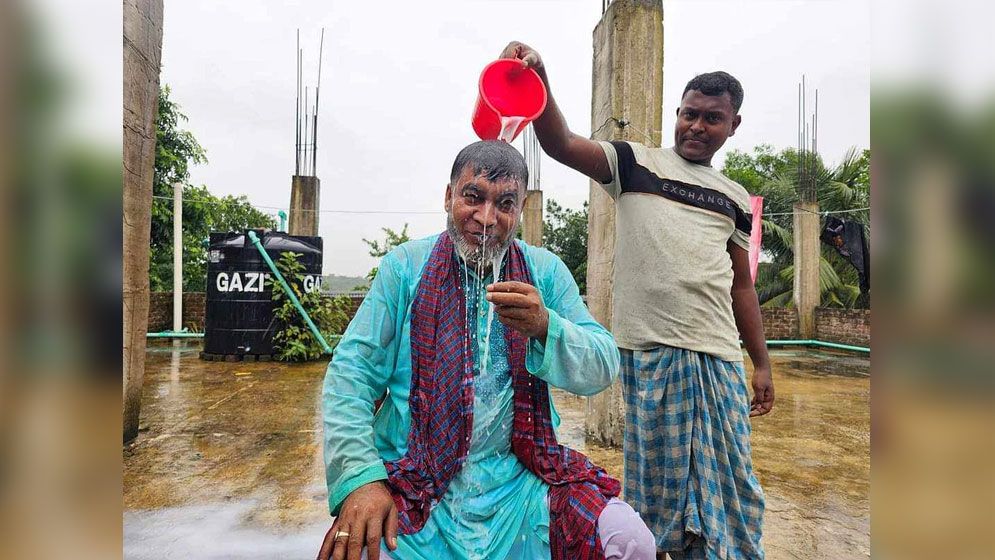 দুধ দিয়ে গোসল করে আওয়ামী লীগ থেকে ইউপি চেয়ারম্যানের পদত্যাগ