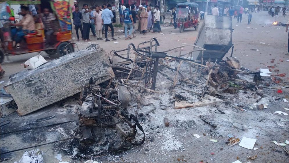 গোড়াই হাইওয়ে থানায় হামলা-অগ্নিসংযোগ, ওসিসহ ১০ জন আহত