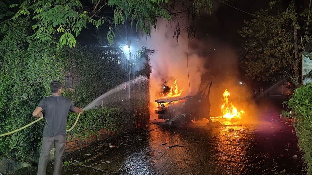 বিএনপির নেতা আমীর খসরুসহ চার নেতার বাসায় হামলা, আগুন