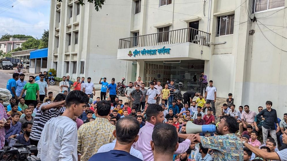চট্টগ্রামে ১১ দফা দাবি নিয়ে পুলিশের বিক্ষোভ