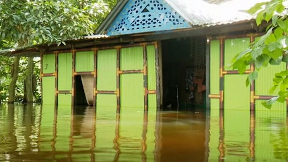 ধীরগতিতে নামছে বন্যার পানি, এখনও পানিবন্দি লাখো মানুষ