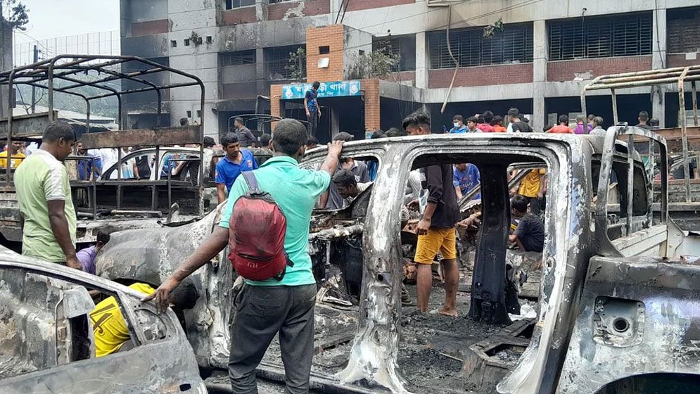 যাত্রাবাড়ী থানার সামনে থেকে ৩ জনের মরদেহ উদ্ধার