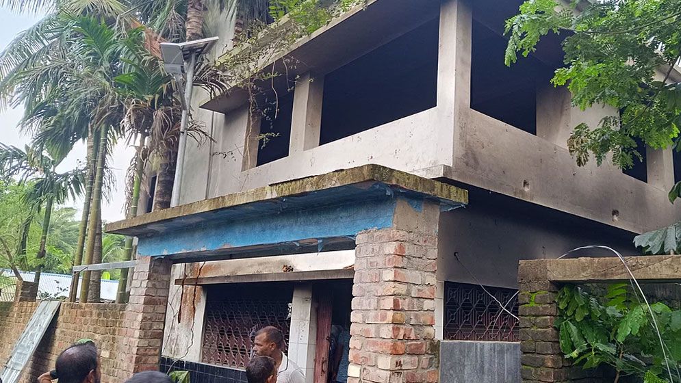 কয়রায় নিজ বাড়ি থেকে উপজেলা চেয়ারম্যানের পোড়া মরদেহ উদ্ধার