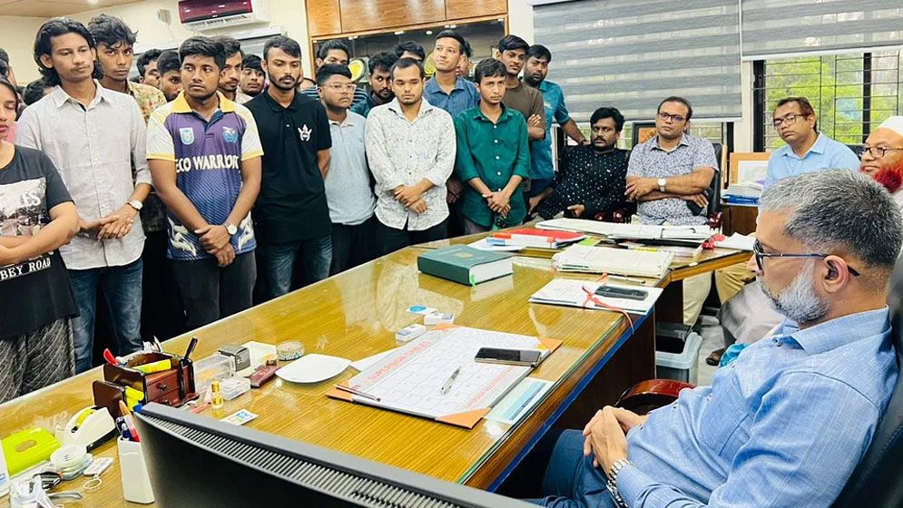উপাচার্যের পদত্যাগ ঠেকাতে খুলনা বিশ্ববিদ্যালয়ে শিক্ষার্থীদের বিক্ষোভ