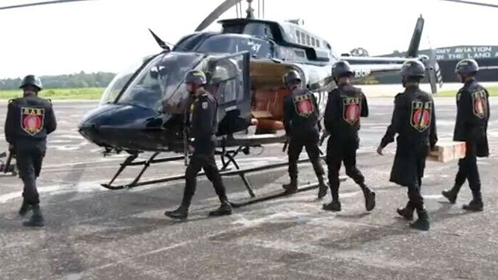 হেলিকপ্টার দিয়ে বন্যা দুর্গতদের উদ্ধার ও ত্রাণ বিতরণ করছে র্যাব