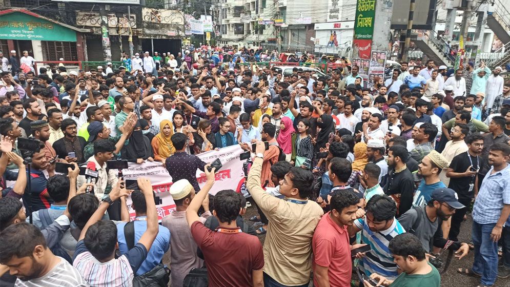 সায়েন্স ল্যাবে আন্দোলনকারীদের বিক্ষোভ মিছিল