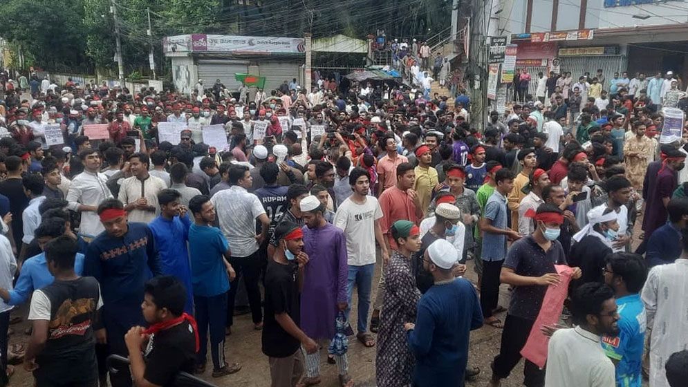 হবিগঞ্জে পুলিশ-বিক্ষোভকারীদের সংঘর্ষের মধ্যে পড়ে শ্রমিক নিহত