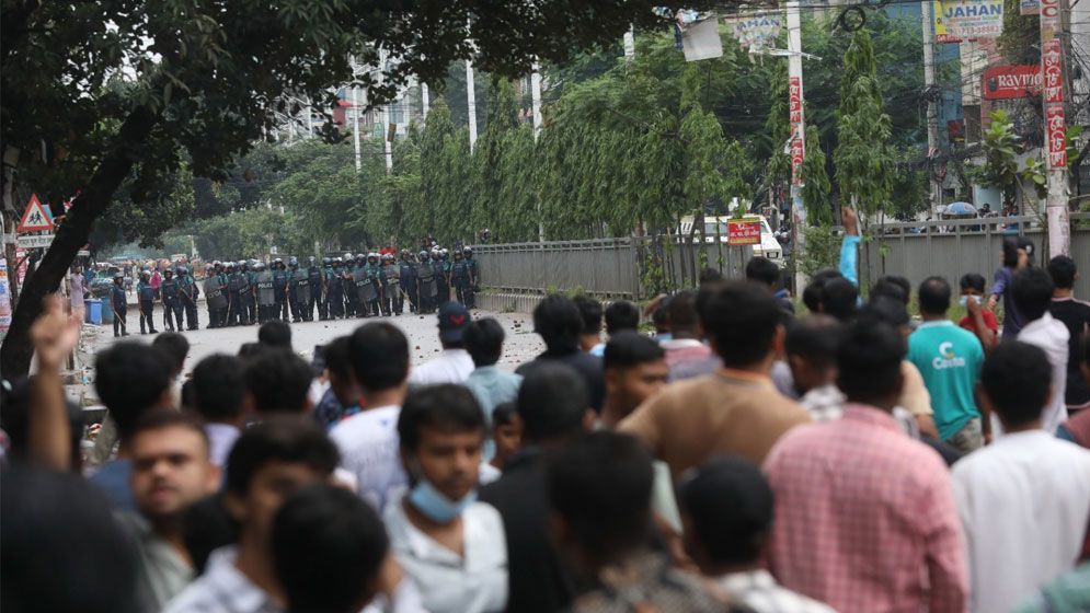 মোড়ে মোড়ে জনস্রোত, বিক্ষোভে উত্তাল রাজধানী