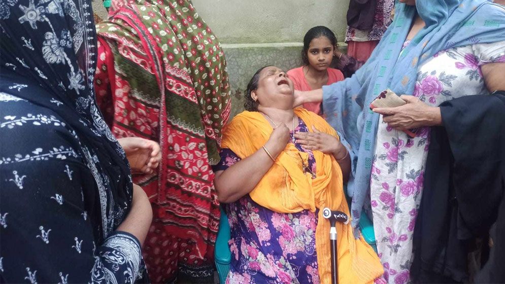 কুমিল্লায় শোবার ঘরের খাটের ওপর পড়ে ছিল ৩ জনের লাশ