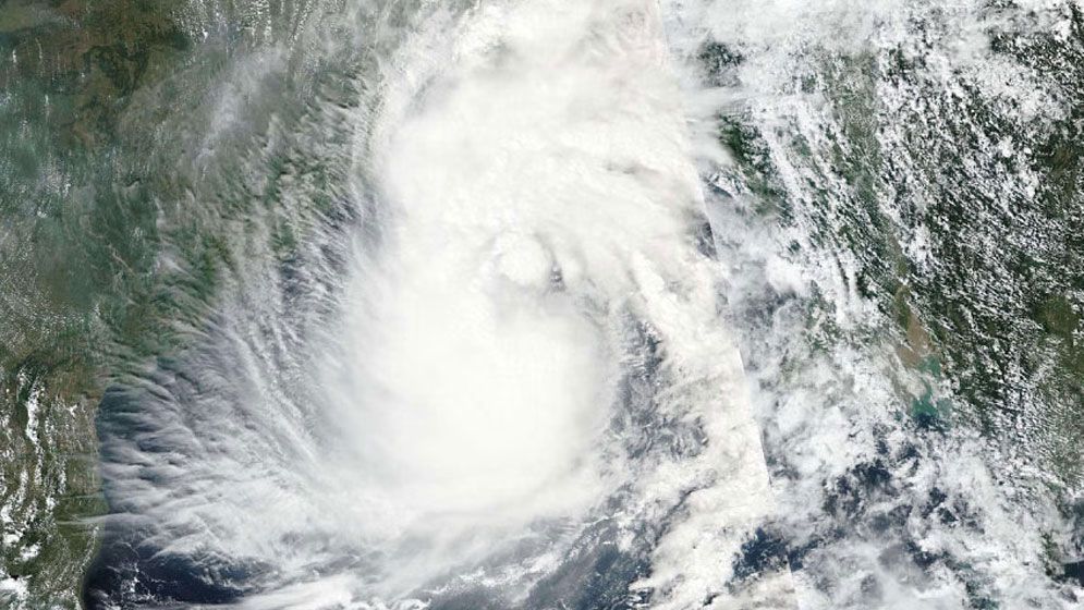 প্রবল ঘূর্ণিঝড়ে রূপ নিয়েছে ‘দানা’
