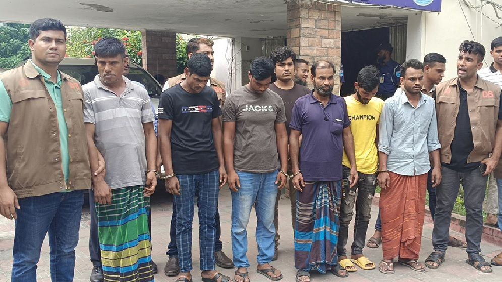 ঢাকা-চট্রগ্রাম ও ঢাকা-মাওয়া মহাসড়কে ডাকাতির ঘটনায় অস্ত্র-গুলিসহ গ্রেপ্তার ৮