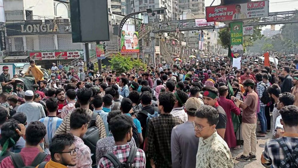 ৭ কলেজের শিক্ষার্থীদের সায়েন্সল্যাব মোড় অবরোধ, ভোগান্তি চরমে