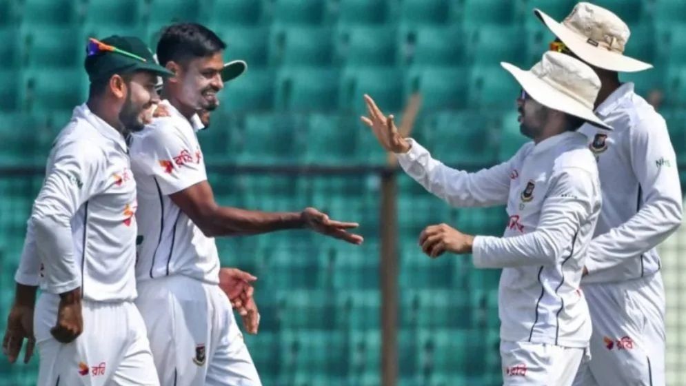তাইজুলের ফাইফারে স্বস্তি নিয়ে মধ্যাহ্নবিরতিতে বাংলাদেশ