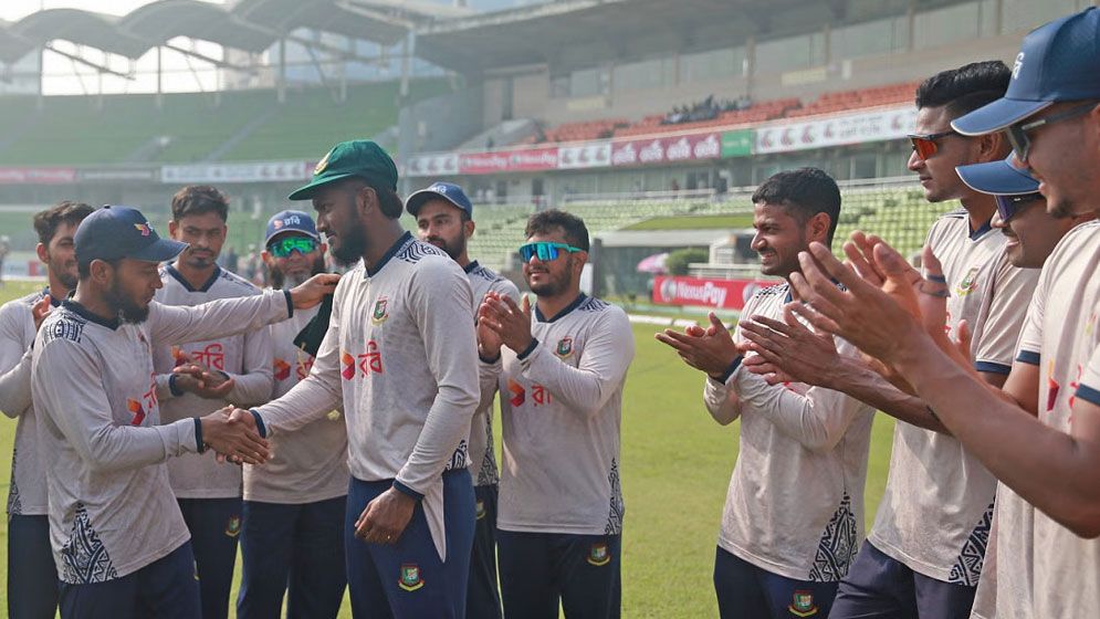 টস জিতে ব্যাটিংয়ে বাংলাদেশ, জাকের আলির অভিষেক