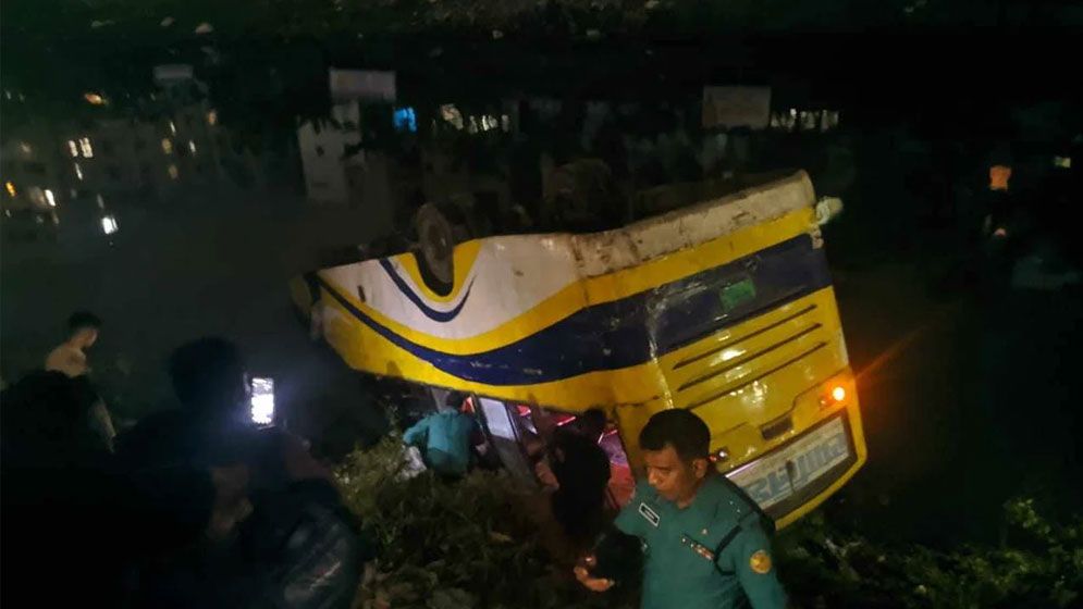 বনশ্রীতে বাস উল্টে পড়ল খালে, হতাহতের আশঙ্কা