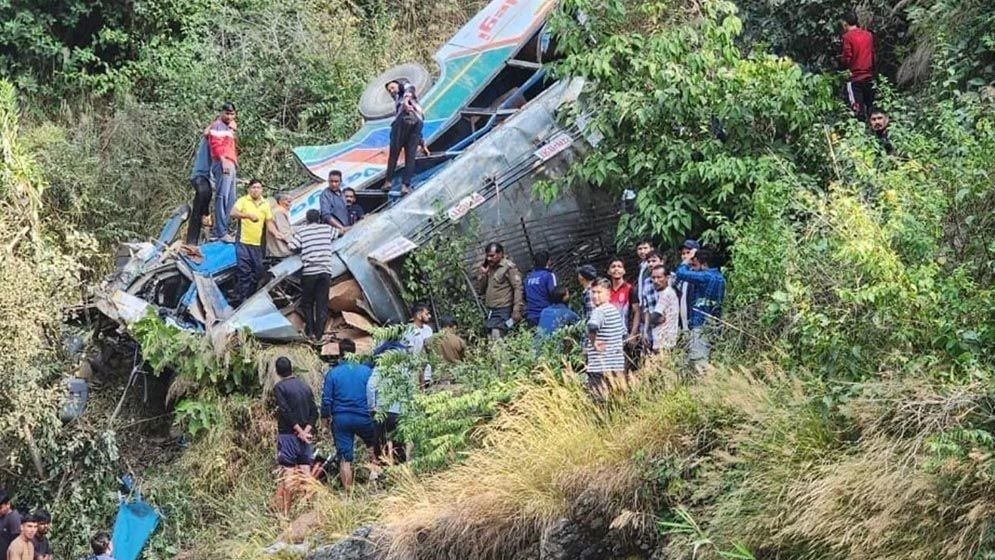 ভারতে নিয়ন্ত্রণ হারিয়ে গভীর খাদে বাস, নিহত ২৩