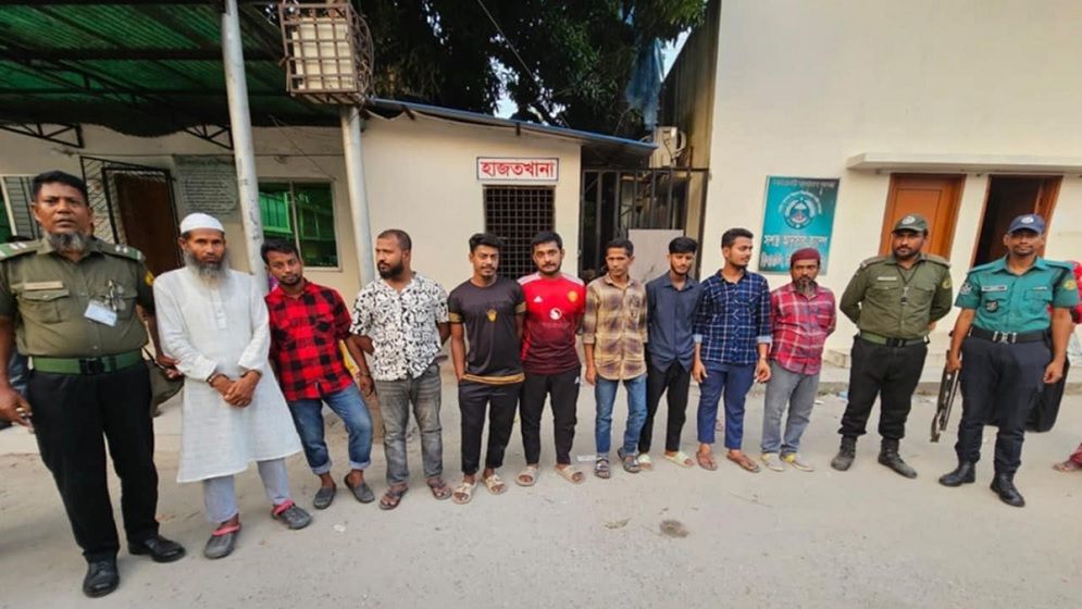 মিরপুরে বিআরটিএ কার্যালয়ে অভিযানে ১২ দালালকে আটক