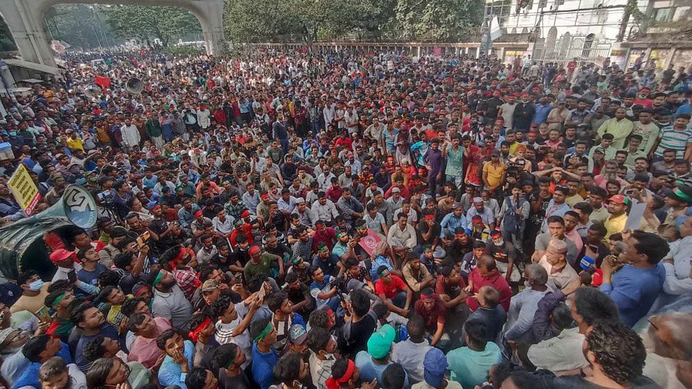 ঢাকার বিভিন্ন সড়ক অবরোধ করে আজও বিক্ষোভ করছেন রিকশাচালকরা