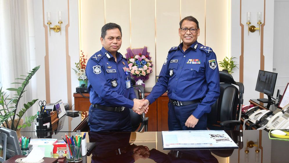 দায়িত্ব বুঝে নিলেন নতুন আইজিপি বাহারুল আলম