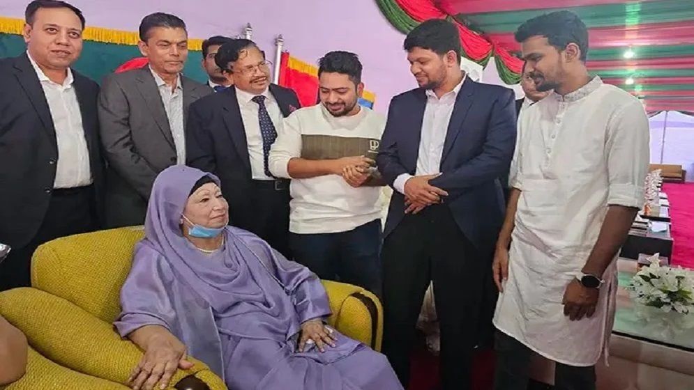 খালেদা জিয়ার সঙ্গে দেখা করে কথা বললেন উপদেষ্টা মাহফুজ-আসিফ-নাহিদ