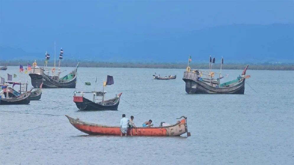 নৌকাসহ ২০ জেলেকে ধরে নিয়ে গেলো আরাকান আর্মি