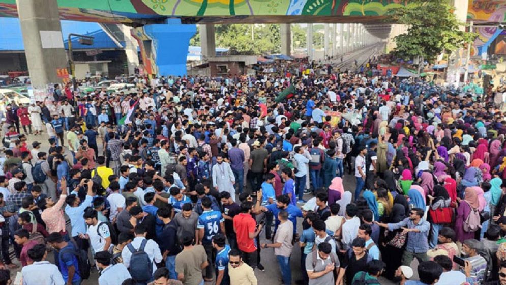 মহাখালীতে তিতুমীরের শিক্ষার্থীদের রেললাইন-সড়ক অবরোধে