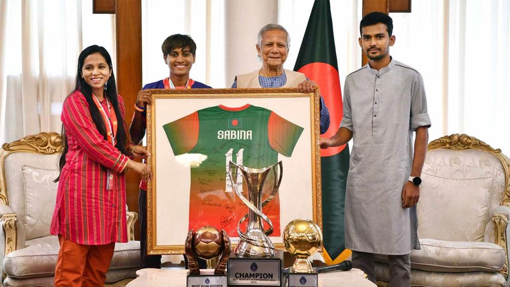 সাফজয়ী নারী ফুটবল দলকে সংবর্ধনা দিলেন প্রধান উপদেষ্টা