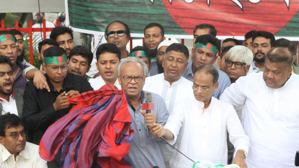ভারতীয় শাড়ি আগুনে পোড়ালেন রিজভী