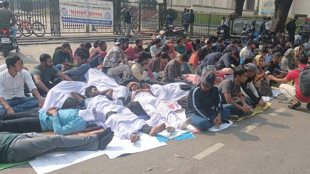 পুনর্বহালের দাবিতে আমরণ অনশনে অব্যাহতি পাওয়া এসআইরা