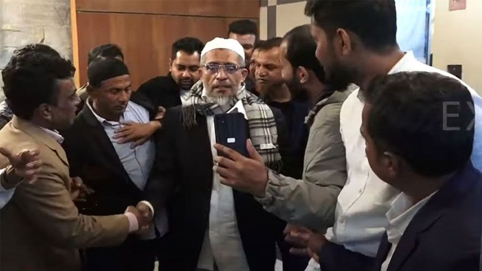 সৌদি যাওয়ার পথে অসুস্থ হয়ে দুবাই হাসপাতালে বাবর